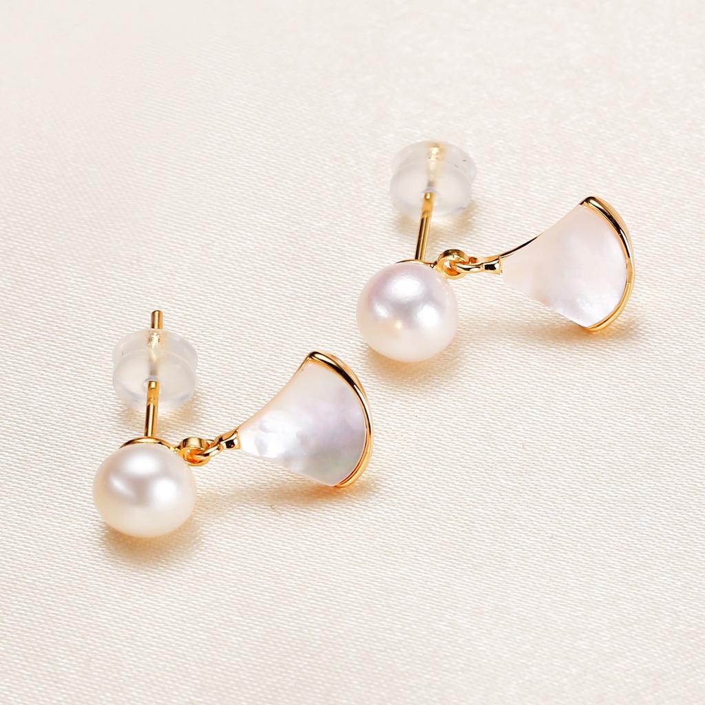 Zhuji freshwater pearl silver needle earrings, a delicate and fresh style, perfect for young girls, with a mother-of-pearl skirt design, adding an
