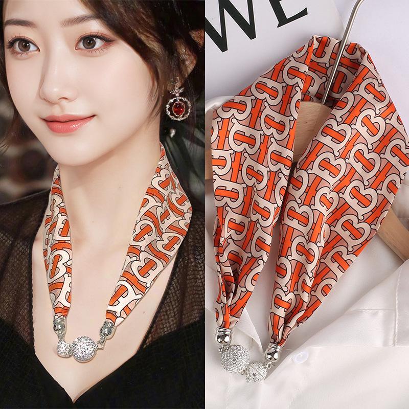 Женский шелковый шарф с магнитной пряжкой — модная защита шеи на весну, лето и осень 2024 года