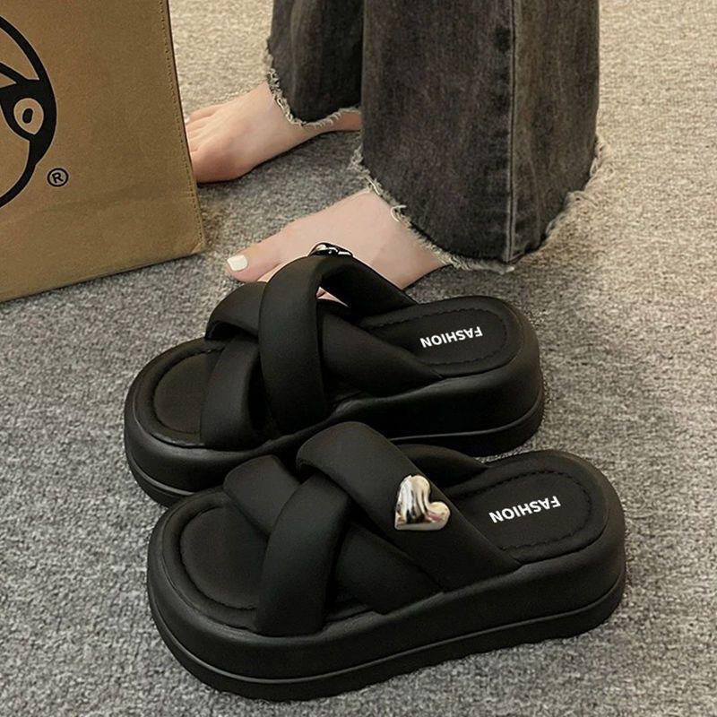 Толстые подошвы волшебные тапочки женские лето 2024 новые популярные интернет знаменитости универсальные супер огненные пляжные туфли односложные сандалии