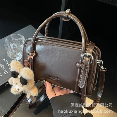 В этом году популярны маленькие сумки, это женские осенне-зимние универсальные новые ретро сумки через плечо и мессенджеры 2025 года, популярные портативные маленькие квадратные сумки.