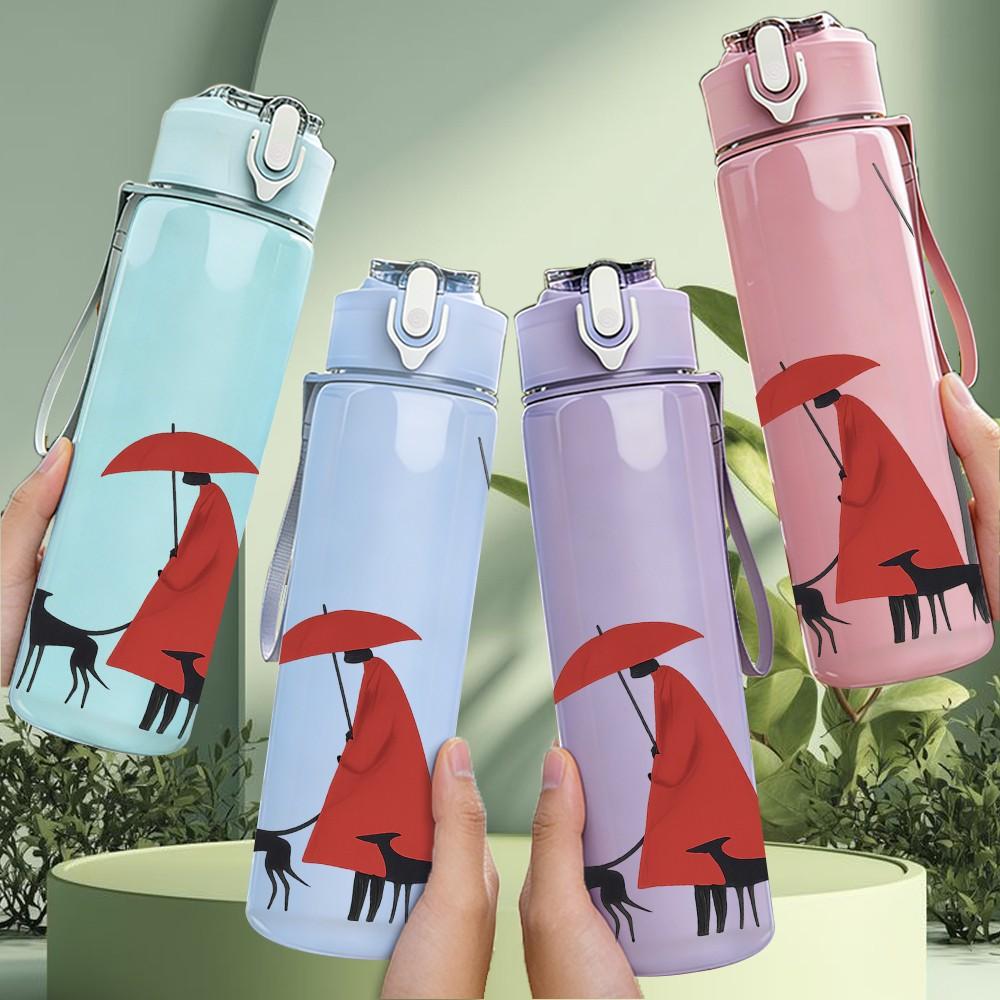 1PC Lady Dog Rainy Street Scene 750ml Color Plastic Sports Water Bottle Leakproof Flip Straw Lid For Sports Office Home Use