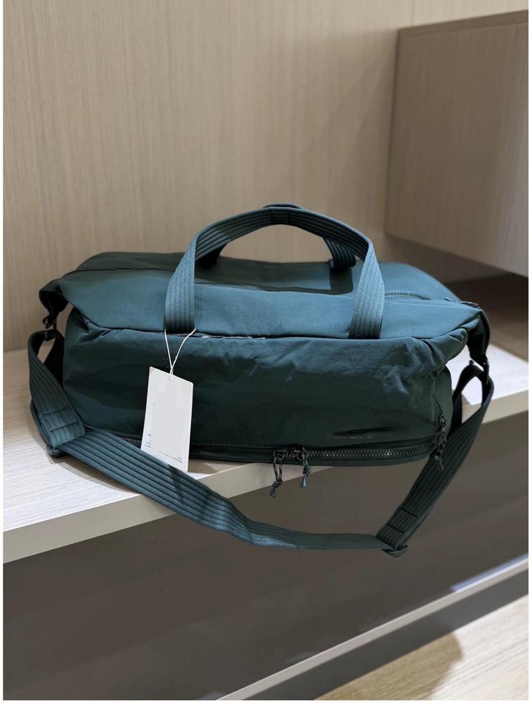 Lu New 30L Water-Resistant Gym Fitness Bag – Lightweight, Large Capacity Pillow Bag, Single Shoulder & Crossbody Option