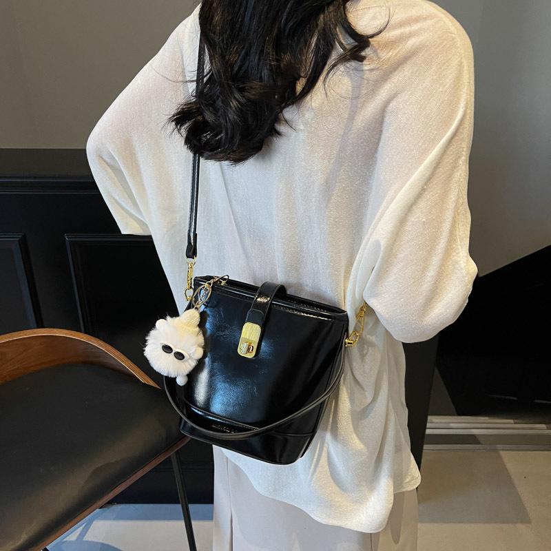 Women's Bag 2025 New Messenger Bag Autumn and Winter Bucket Bag Retro Versatile High-end Niche Design Shoulder Handbag