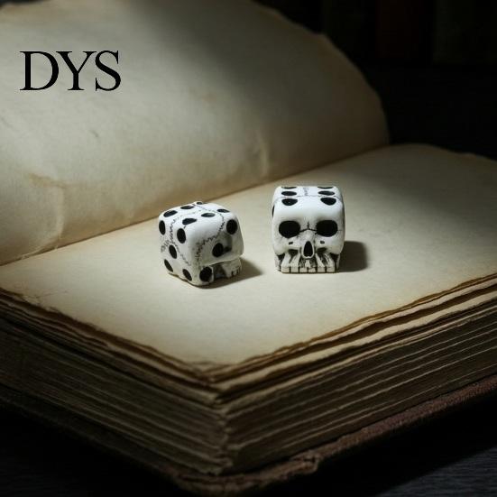 Handheld Lightweight Dice Skull for Adults, Gothic Resin Shaped Portable Running Groups 6 Sided Entertainment, Halloween Party Favors Matte