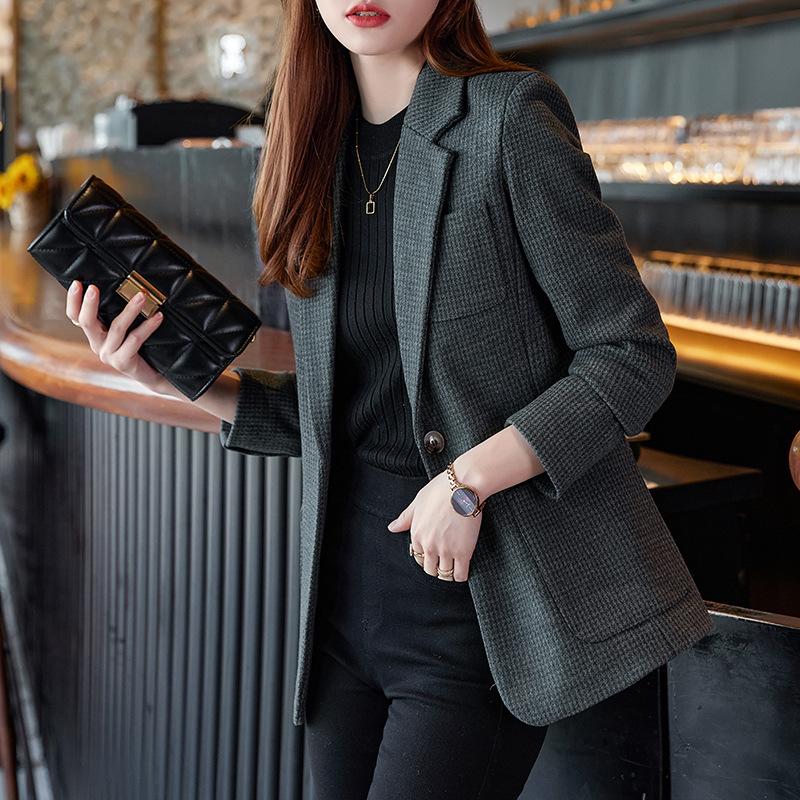 Женский однобортный пиджак с лацканами