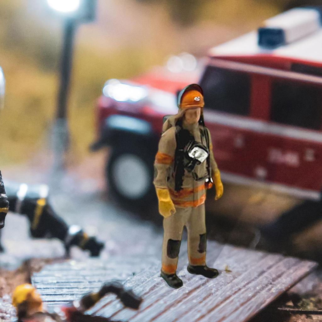 1/64 Firefighter Figures Diorama Action Realistic Tiny People Model for Micro Landscapes