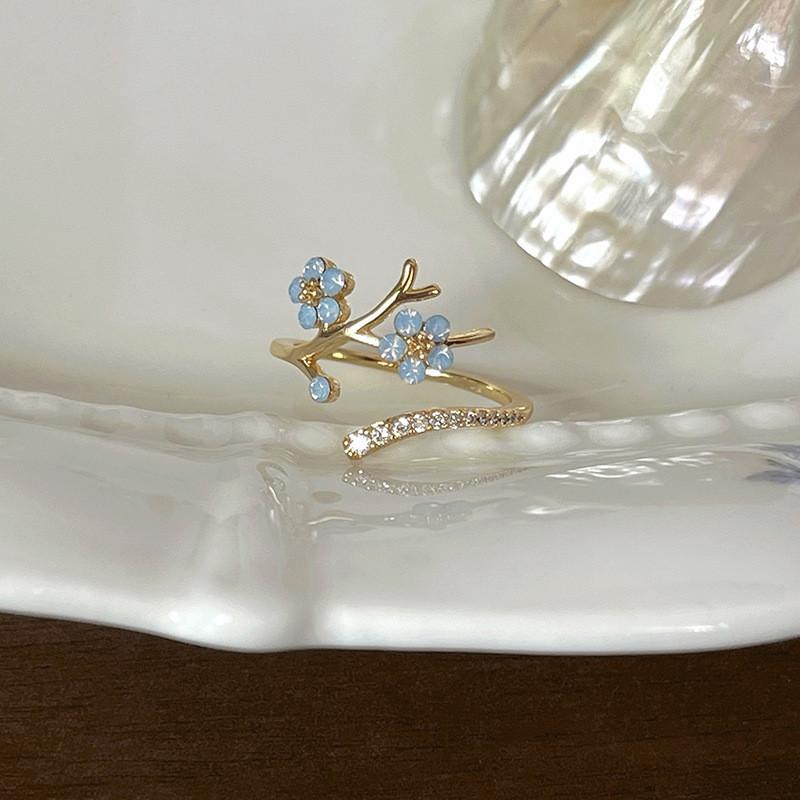 Trendy S925 Pure Silver Ring With Beautiful Pearl Floral Detailing For Women