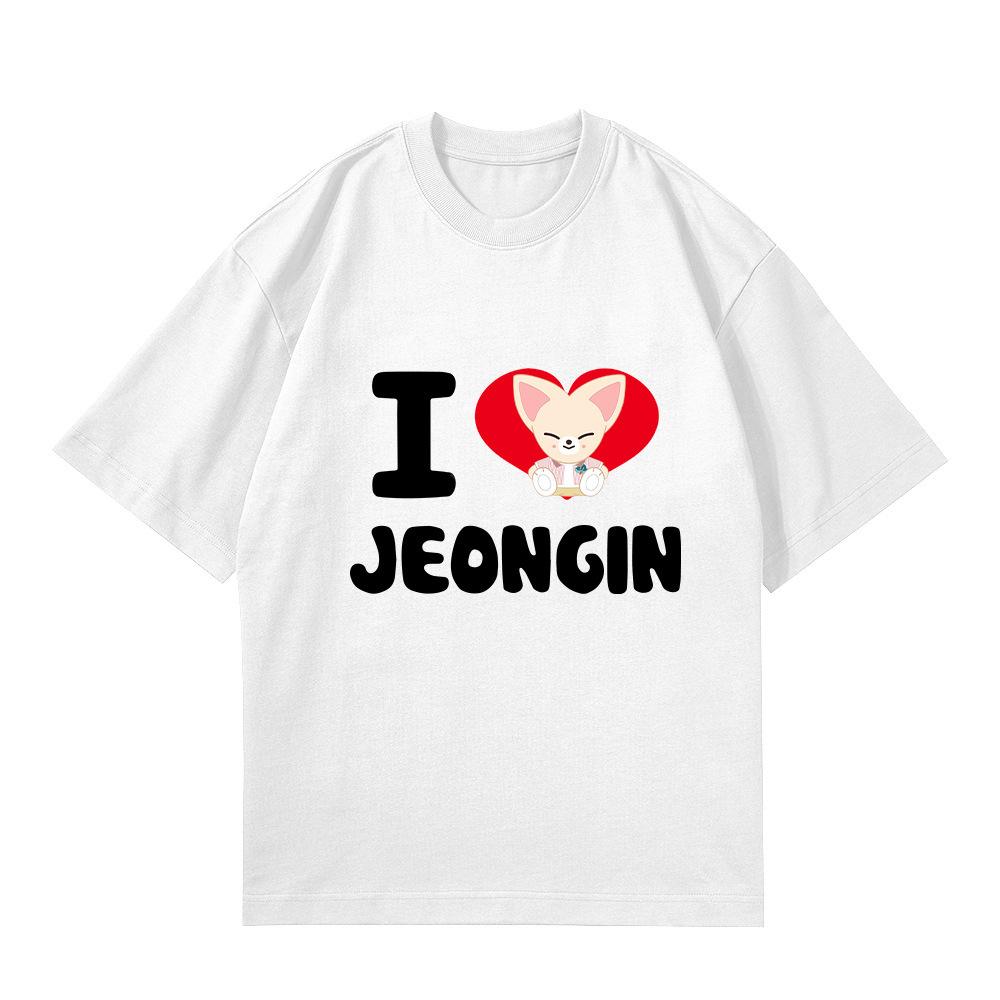 Футболка Stray Kids SKZOO "Я люблю Jeongin" FoxI.Ny, Милый бежевый лисенок K‑Pop персонаж в красном сердце с именем, написанным пузырьковыми буквами, Оверсайз унисекс фанатская мерч футболка