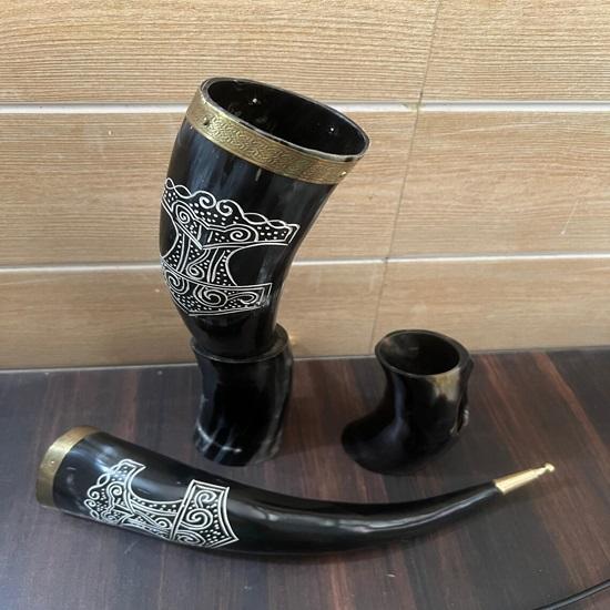 Набор из 2 рогов для питья Viking, натуральный рог для питья с подставкой, полированная отделка, латунная ручка