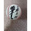 Использованный мяч Hanshin Tigers с автографом менеджера Акинобу Маюми