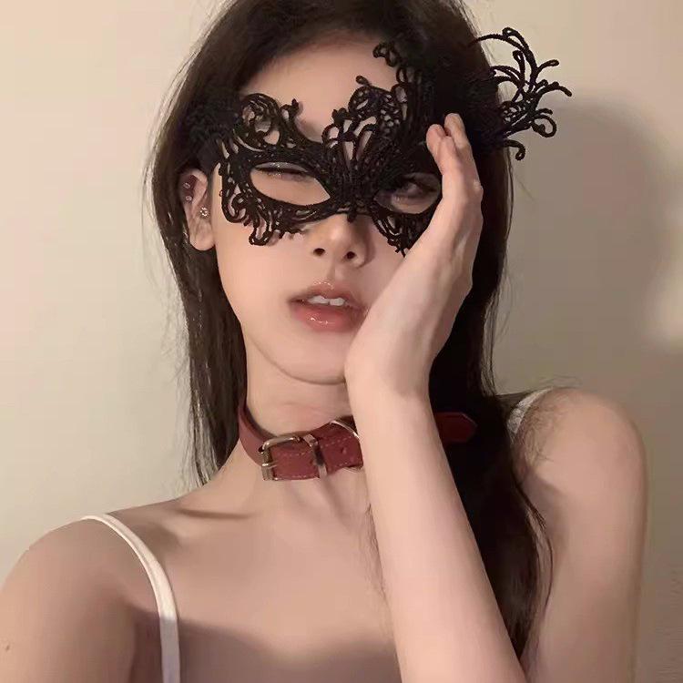 Элегантная кружевная маска-полулицо с перьями для вечеринки на Хэллоуин или маскарада