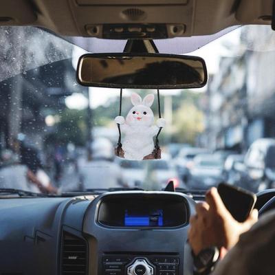 Качающийся кролик Автомобильное подвесное украшение Мультяшный кролик Автомобильная подвеска Смола Фигурка животного Автомобильные подвесные аксессуары Эстетичное украшение