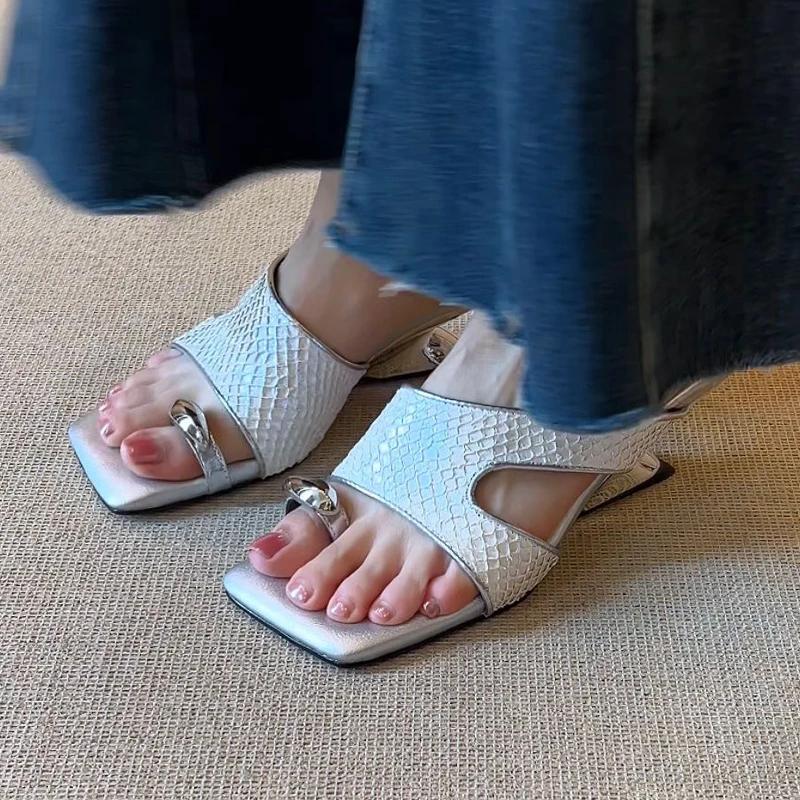 Женские шлепанцы с перемычкой для пальца, туфли на среднем каблуке, босоножки на каблуке, лето 2025, элегантные лодочки, шлепки для платья, роскошные женские шлепанцы