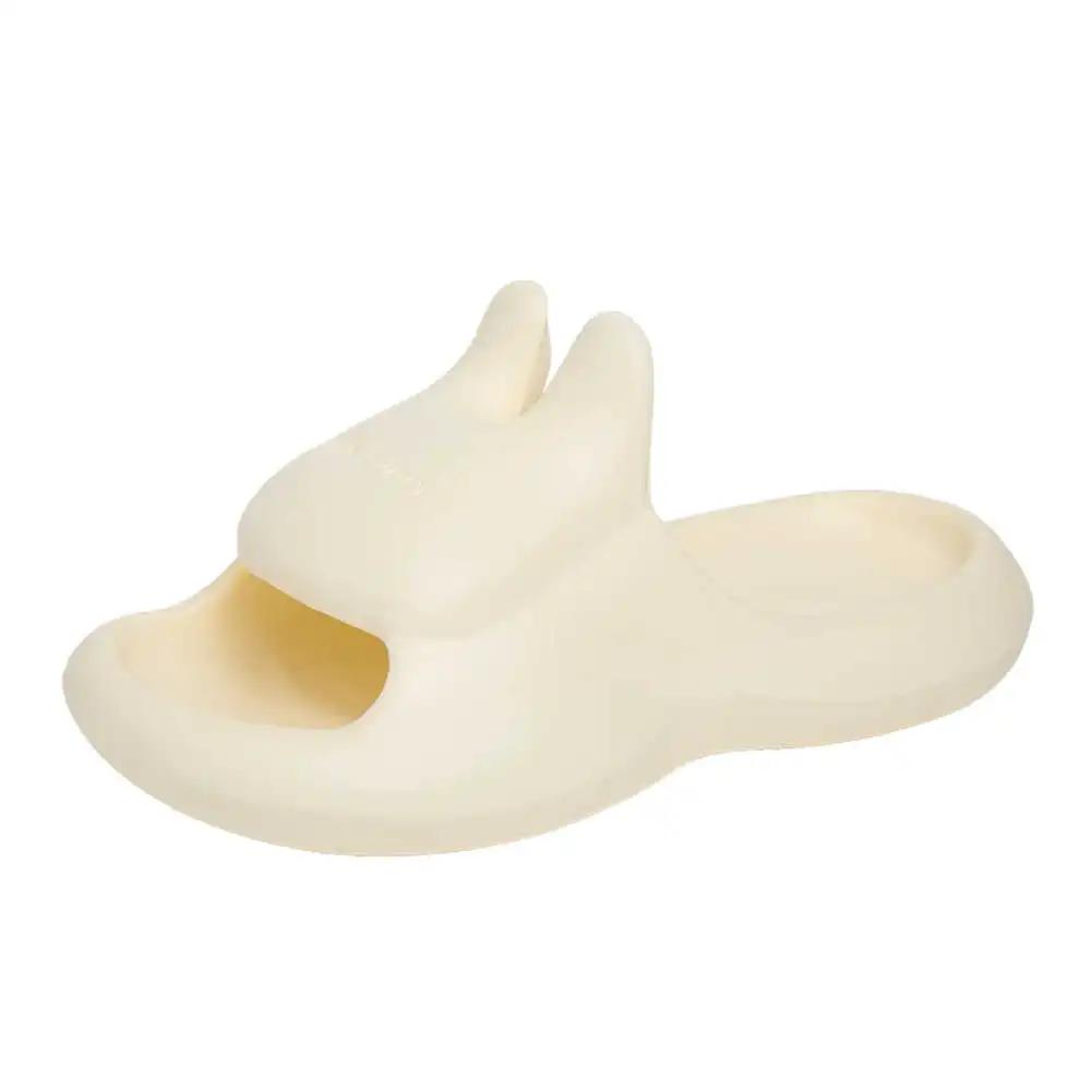 На пляже, песке, воде, зеленые кроссовки, мужские дизайнерские сандалии на плоской подошве, тапочки для спорта в помещении, подлинный бренд, теннис