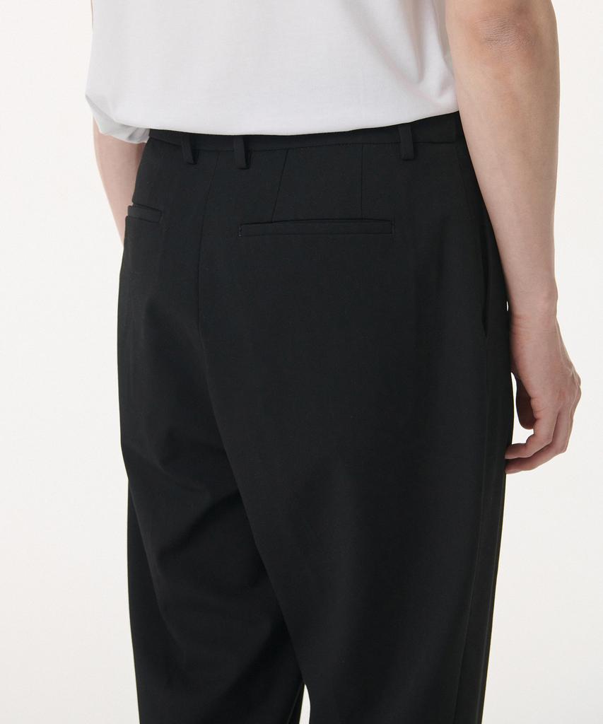 MUSINSA STANDARD Peg-Top Hidden Elastic Waist Slacks [Black]