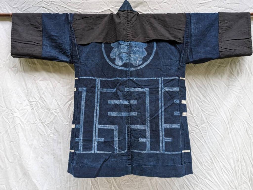[Б/У] Антикварный синий хаппи-коат, с гербом «Мару-ни-Кити» (Символ удачи), Винтажный японский стиль Ёсихара, Корпоративный брендовый хантэн, Редкий хлопок айдзомэ, Япония