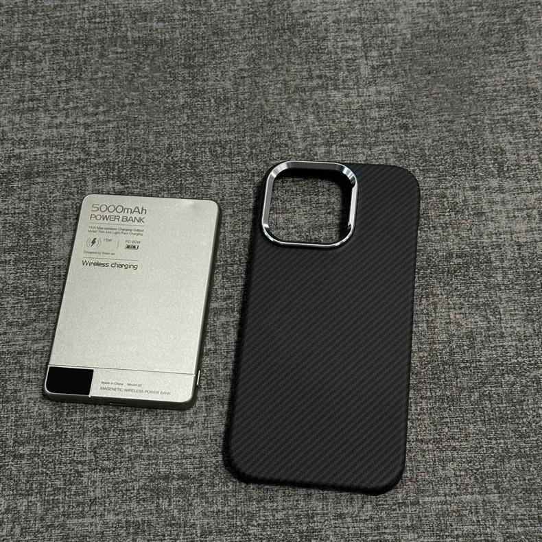 Магнитный чехол с текстурой кевлара и углеродного волокна для iPhone 17 Pro Max