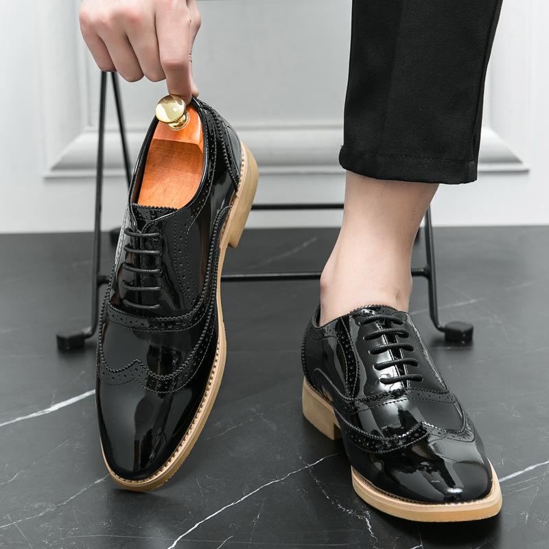 Золотые глянцевые мужские кожаные туфли 2025 весна и осень британские деловые мужские гравированные Брок формальные офисные свадебные туфли