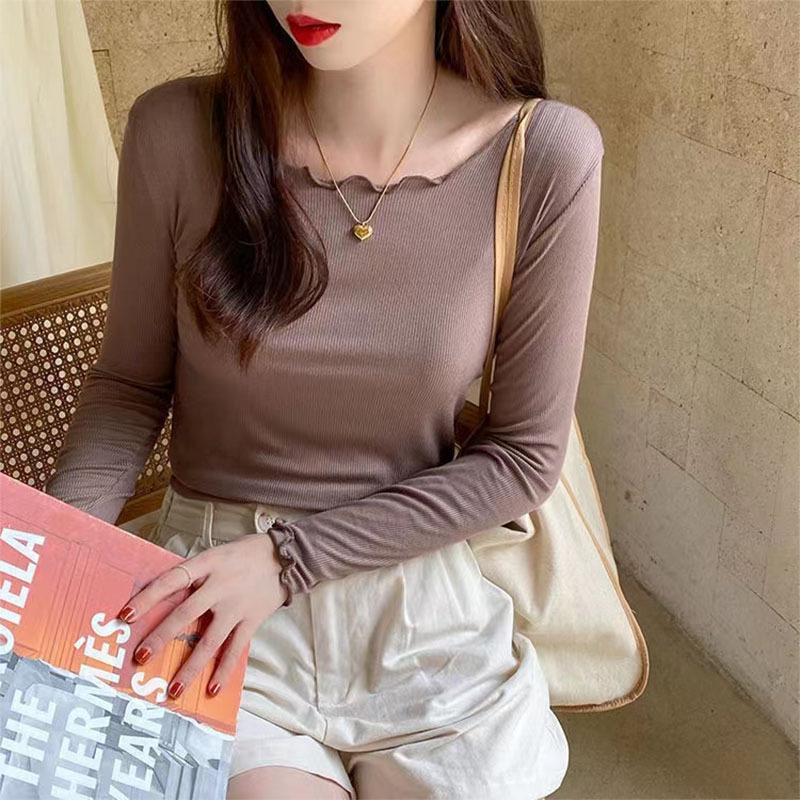 Женская базовая модель с длинными рукавами и деревянными ушками. Футболка с круглым вырезом. Рубашка с верхом внутри.