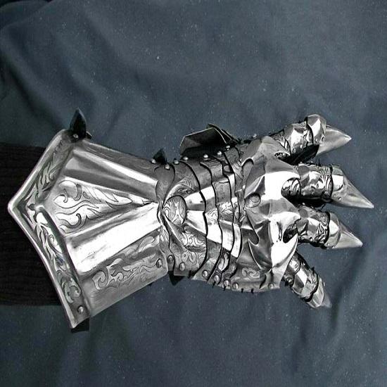 Средневековая пара перчаток с акцентами рыцарских доспехов крестоносцев стальные рукавицы