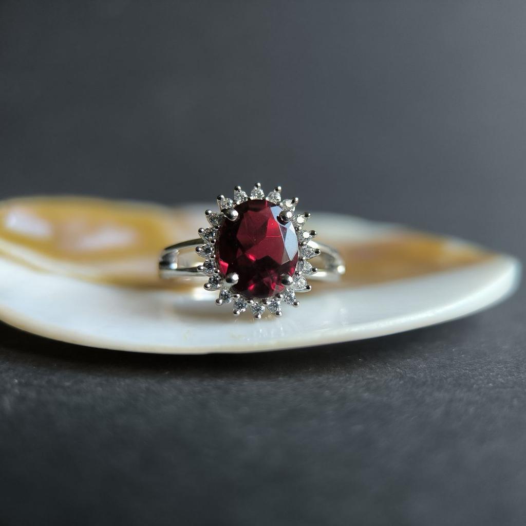 Серебряное кольцо с искусственным гранатом nano, фианитами, вес изделия 3,51 гр (60002305)