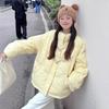 Кремово-желтый пуховик с роговой пуговицей, женский короткий, легкий и с небольшим чувством дизайна, пух белой утки, воротник-стойка, куртка-хлебница