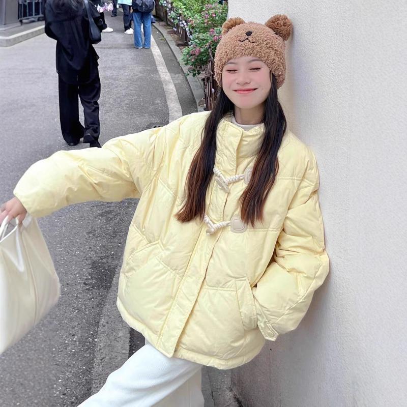 Кремово-желтый пуховик с роговой пуговицей, женский короткий, легкий и с небольшим чувством дизайна, пух белой утки, воротник-стойка, куртка-хлебница