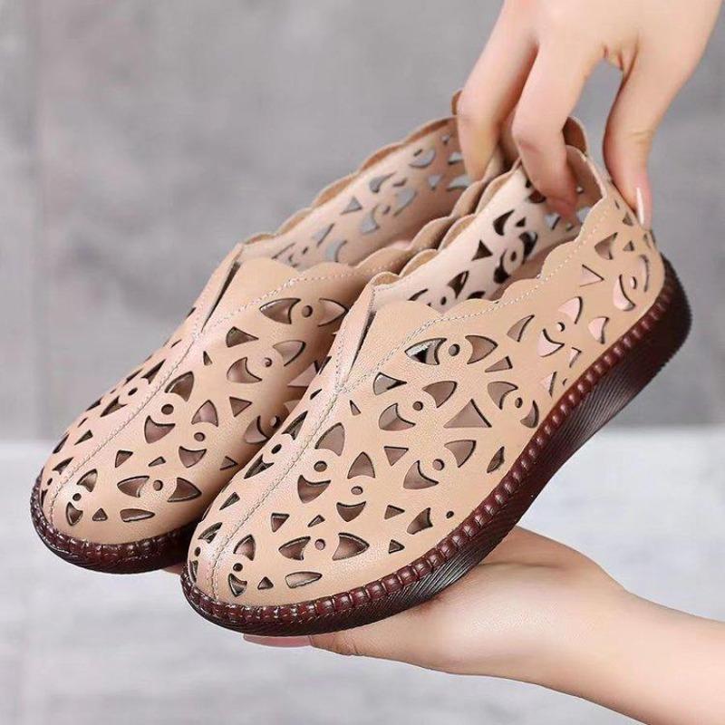Summer Breathable Hollow Mother Sandals Women's Flat Bottomed Round Head Soft Bottom Large Women's Hole Shoes