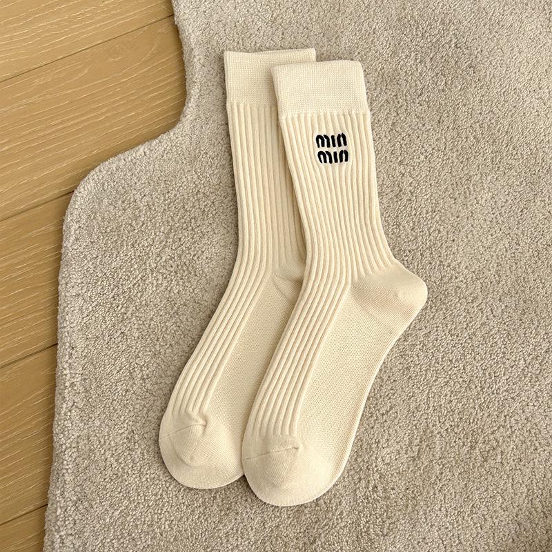 Кофейные носки средней длины в стиле Miu с собранной резинкой: Теплый, Утолщенный Хлопок с Вышивкой для Женщин – Модный Осенне-Зимний Японский Дизайн.