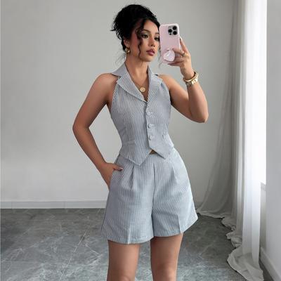 Элегантный и изысканный комплект из жилета на пуговицах и полосатых шорт для женской весны и лета