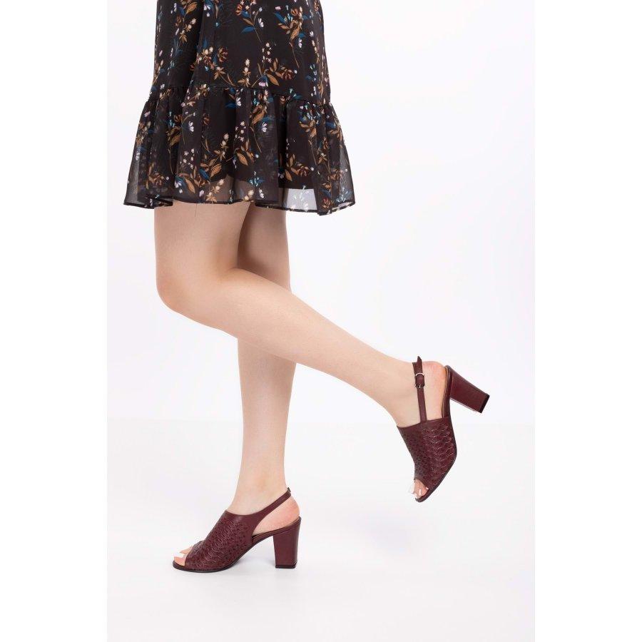 Женские стильные сандалии из натуральной кожи на среднем каблуке