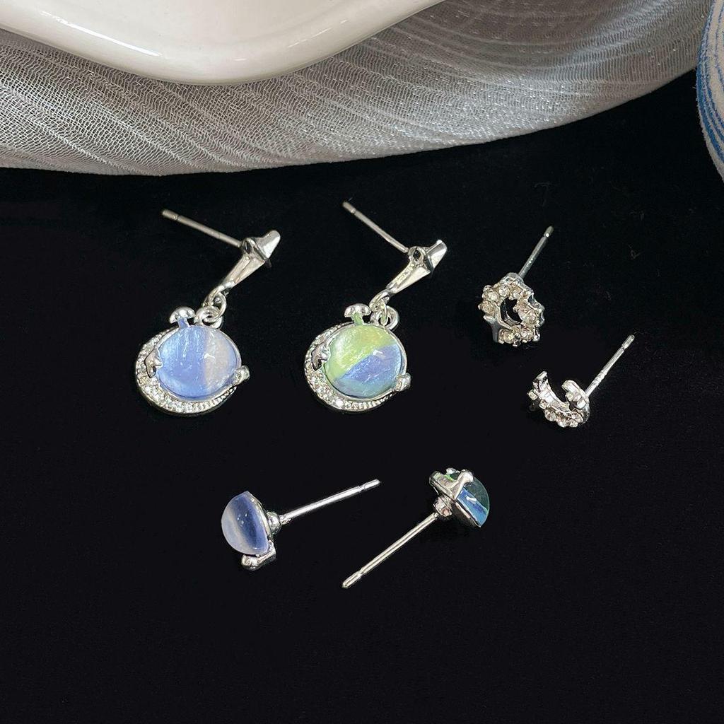 «Комплект серег «Летняя звезда и луна»: Необычный дизайн с серебряной иглой – мило и стильно для ношения на все случаи жизни.