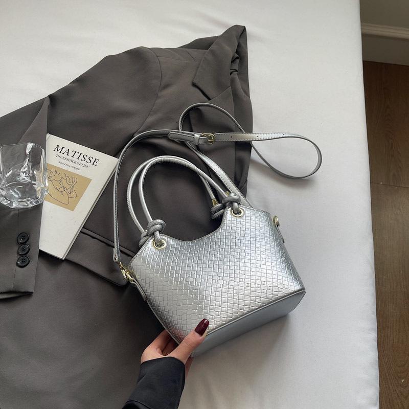 Популярная в этом году маленькая сумка женская лето 2025 новая модная сумка-мессенджер нишевый дизайн корейская версия сумка-ведро