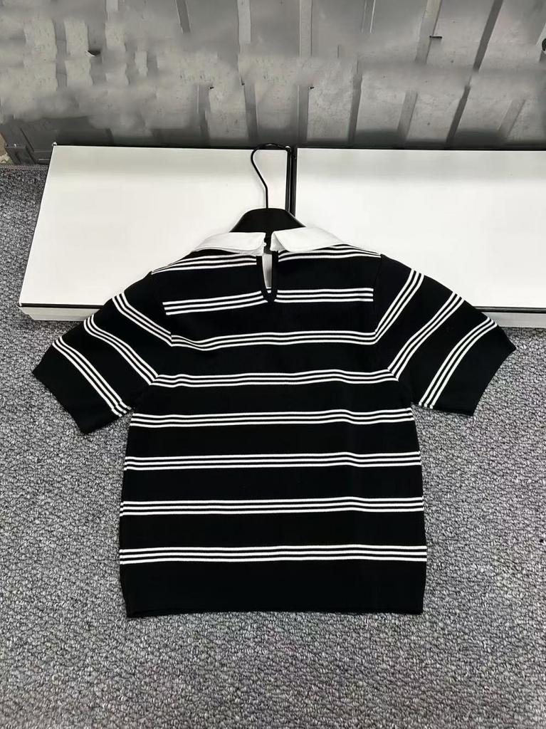 Полосатый трикотажный топ с коротким рукавом и воротником из перламутра в стиле Miu Style Black Label - Коллекция Весна/Лето 2026