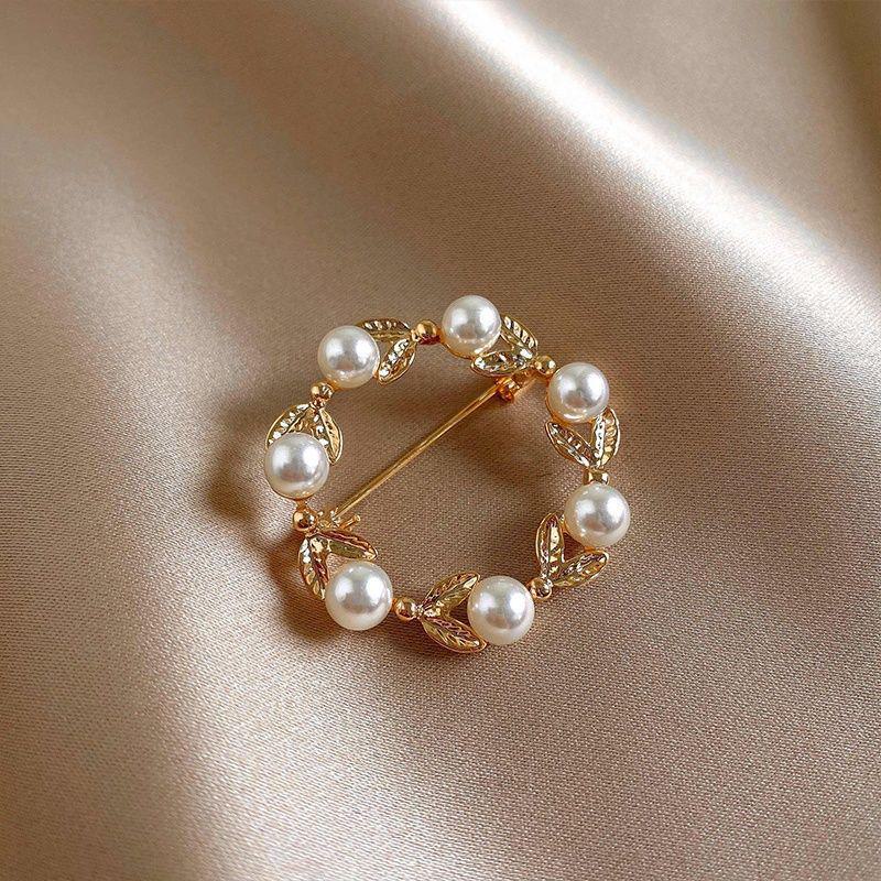 Summer Anti-Exposure Brooch: Fashionable and Luxurious Collar Pin for Women.