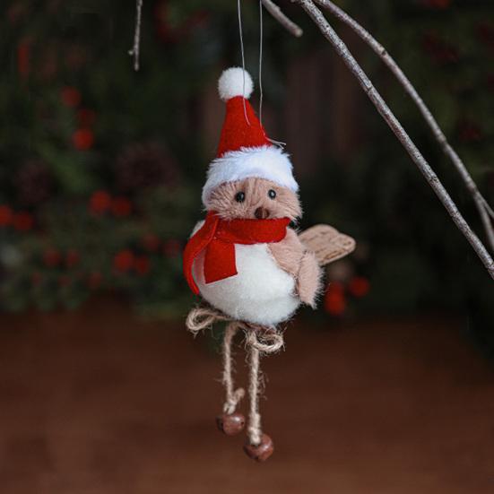 Милая пушистая плюшевая птичка, елочное украшение, фигурка мохнатой пенопластовой птички в красной шляпе и шарфе для рождественской елки, каминной полки, стола, праздничного украшения