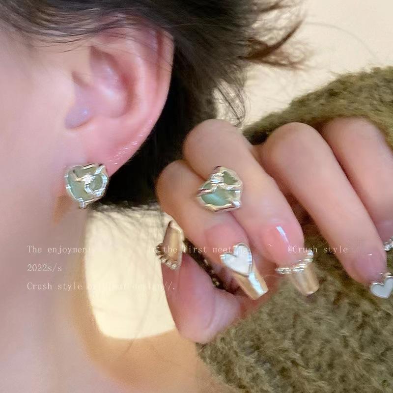 Sweet and cool girl~ Light luxury high-end butterfly earrings New year's trendy cold wind sweet stud earrings and ear jewelry