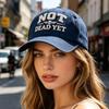 Вышитая бейсболка «ЕЩЕ НЕ МЕРТВ» Регулируемый ремешок Легкий хлопок Повседневный Спортивный головной убор