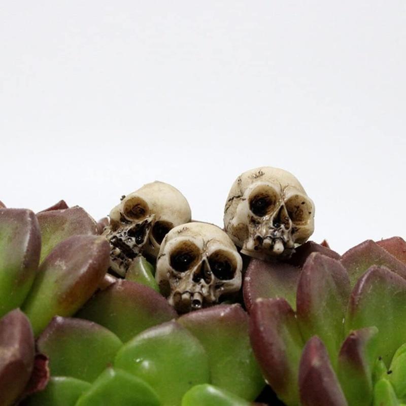 Skull statue miniature skull desktop decoration, Halloween miniature landscape figure, prank prop, haunted dollhouse accessory