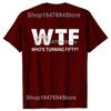 С 50-летием WTF Кому исполняется пятьдесят Смешные футболки на 50-летие Мужская мода Повседневная 100% хлопок Свободная футболка оверсайз