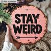 2D Flat Stay Weird Round Metal Sign, Vintage Pink Aluminum Wall Decor with Jute Rope, Rustic Distressed Art Hanging Plaque for Bedroom, Living Room