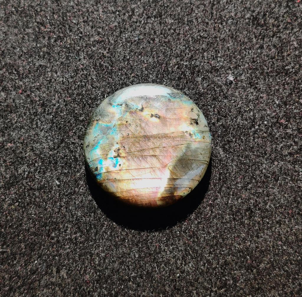 Круглый драгоценный камень-кабошон из разноцветного огненно-фиолетового лабрадорита, 38,15 карата, размер 21x5 мм.