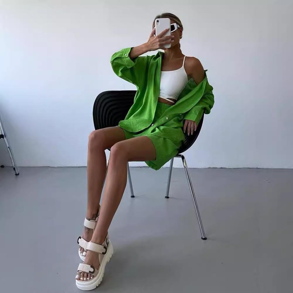 Весенне-осенний спортивный костюм свободного кроя, однотонная рубашка на одной пуговице и модные шорты