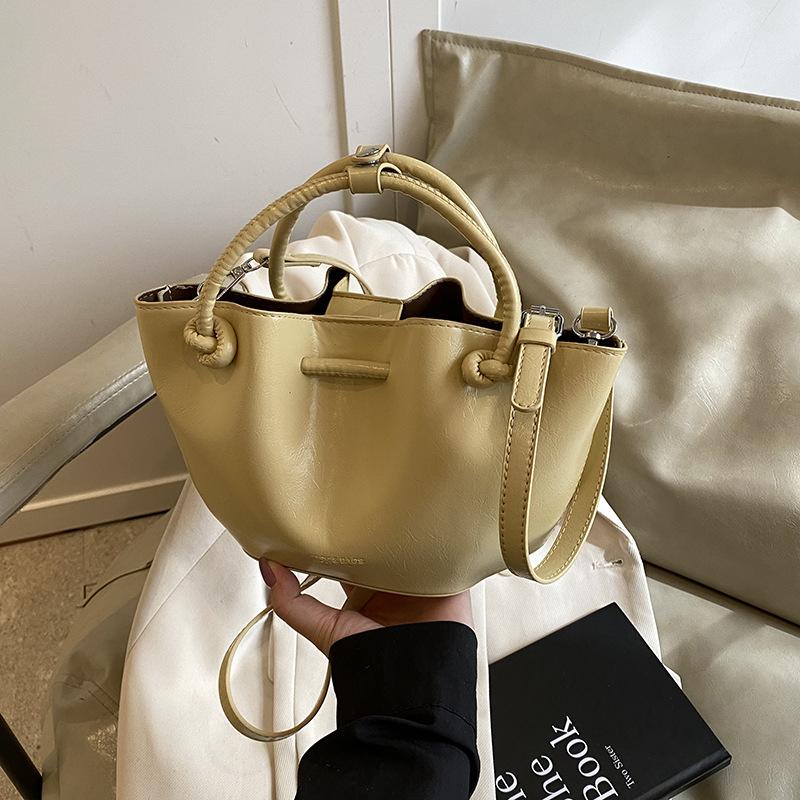 Korean niche design simple and versatile pleated handbag women's 2025 spring and summer new fashion messenger bucket bag