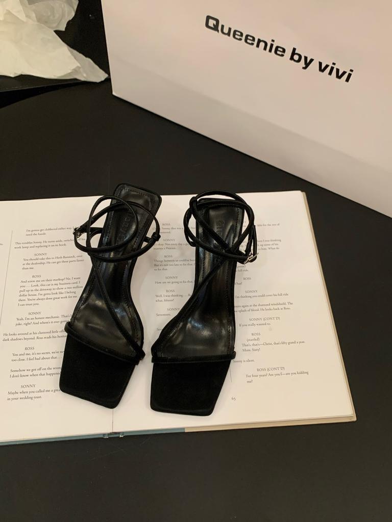 Французские босоножки на высоком каблуке, сказочные туфли 2024 года, новые летние темпераментные черные туфли на шпильке с ремешком в римском стиле