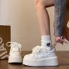 Белые туфли на платформе с четырёхлистником женские 2024 весна новая универсальные увеличивающие рост спортивные и повседневные кеды на платформе ins
