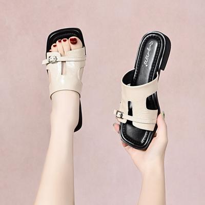 Летние шлепанцы женские для улицы новые с открытым носком на плоской подошве сандалии с пряжкой ремня полый дизайн нишевые женские шлепанцы