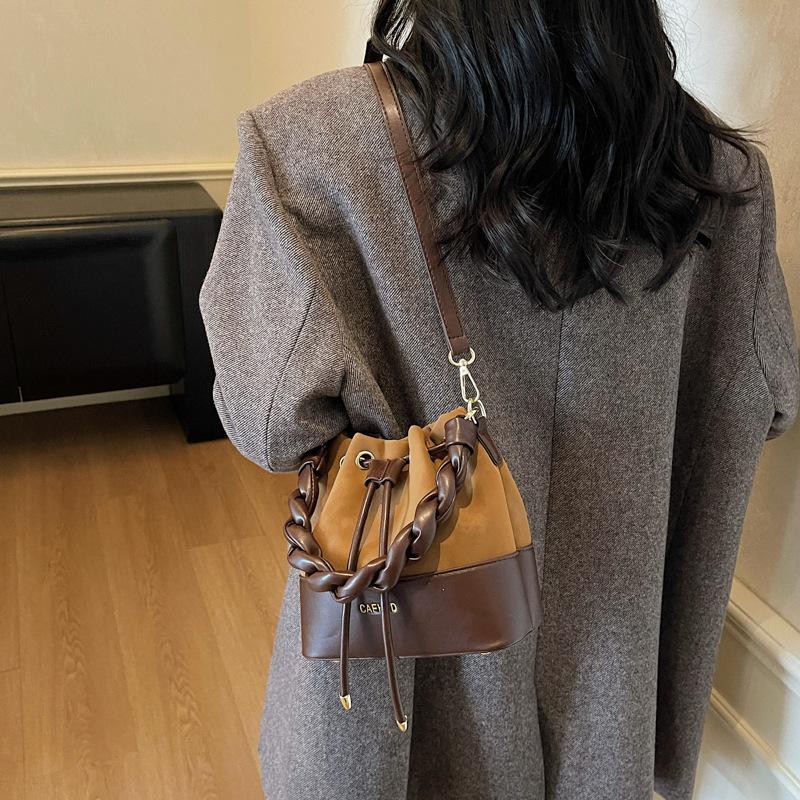 Выходная сумка женская 2025 новая осень и зима нишевая легкая роскошь для поездок на работу сумка на плечо кроссбоди сумка-ведро