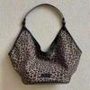Модные сумки-тоут Женские сумки через плечо Новая холщовая сумка с леопардовым принтом Нишевая сумка для отдыха Универсальная вместительная трендовая сумка через плечо