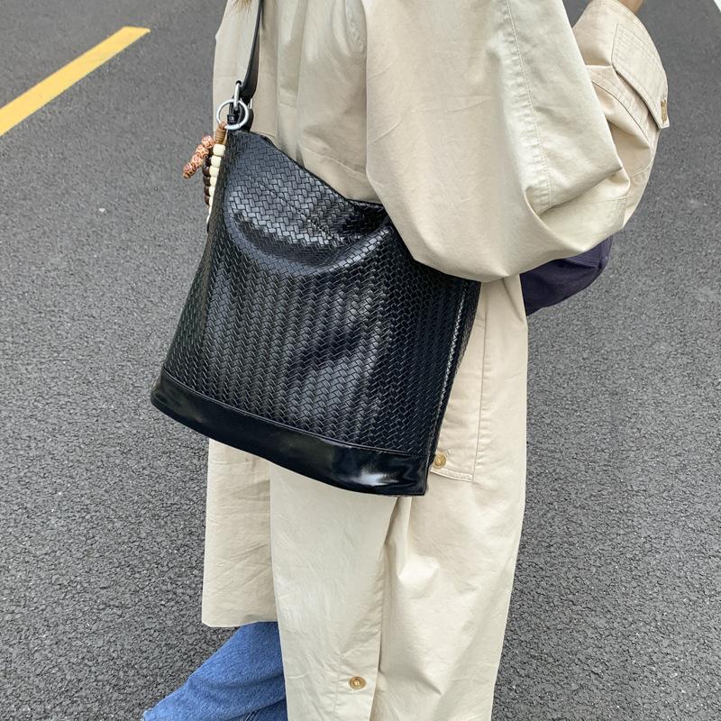 Ретро сумка большой вместимости для通勤, женская 2025 новая повседневная универсальная сумка на плечо, премиальная сумка-мессенджер, сумка-ведро
